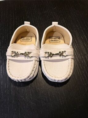 Lonsoen White Baby Moccasin Loafers with Silver Bit NWOT 6-12